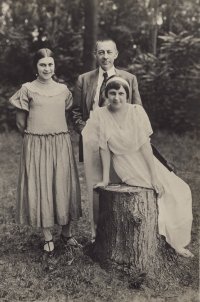 С. В. Рахманинов с дочерьми. 1924 г, Эмзер-аллея. Дрезден